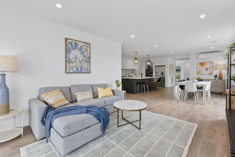 ADELPHI In The Point - Accommodation Burleigh 2