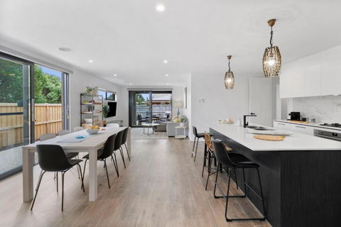 ADELPHI In The Point - Accommodation Burleigh 3