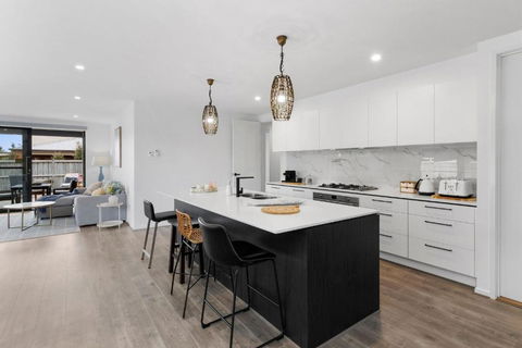 ADELPHI In The Point - Accommodation Burleigh 4