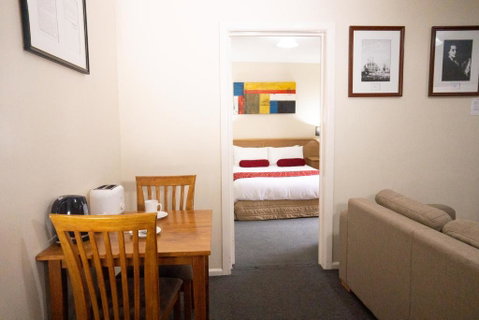 Admiralty Inn - Accommodation Burleigh 3