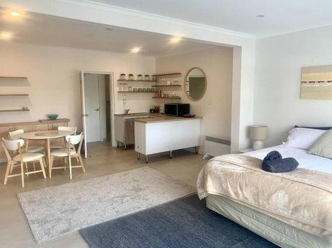 Adorable Studio Next To Cafe, Walk To Beach! - Accommodation Burleigh 3