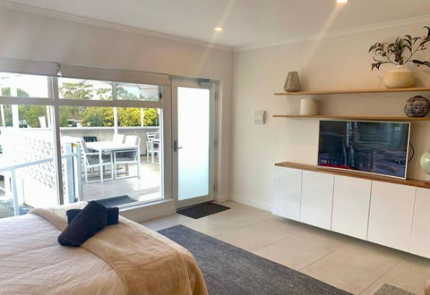 Adorable Studio Next To Cafe, Walk To Beach! - Accommodation Burleigh 2