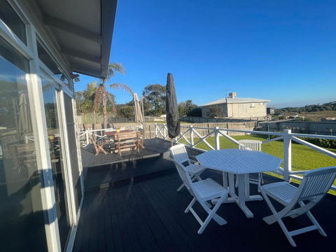 Ahoy Family Beach Escape - Accommodation Burleigh 0