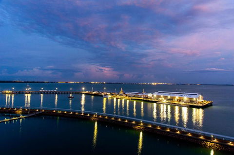 Absolute Waterfront - Tropical Aurora Top Floor Over The Water - Accommodation Burleigh 0