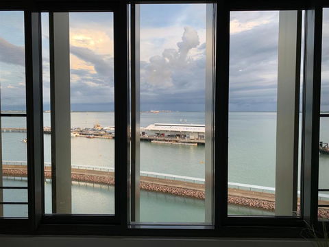 Absolute Waterfront - Tropical Aurora Top Floor Over The Water - Accommodation Burleigh 2