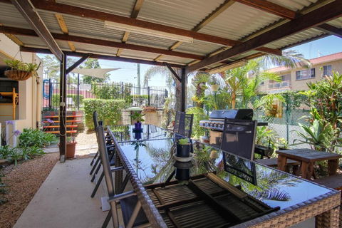 Albion Manor - Accommodation Burleigh 2