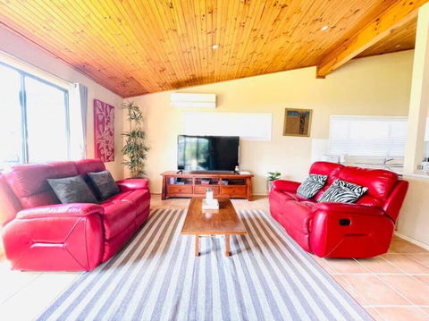 Aircabin - Tuggerawong - Lake Front - 3 Beds House - Accommodation Burleigh 2