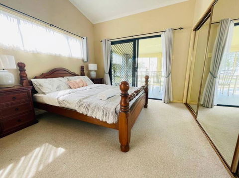 Aircabin - Tuggerawong - Lake Front - 3 Beds House - Accommodation Burleigh 3