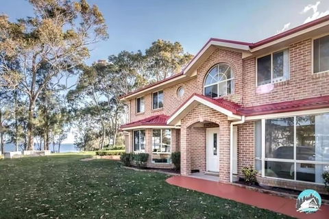 Aircabin - Tuggerawong - Lake Front - 9 Beds House - Accommodation Burleigh 1