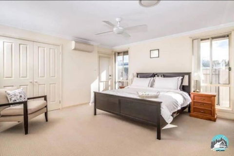 Aircabin - Tuggerawong - Lake Front - 9 Beds House - Accommodation Burleigh 2