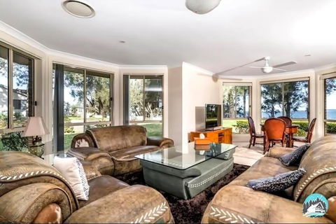 Aircabin - Tuggerawong - Lake Front - 9 Beds House - Accommodation Burleigh 3