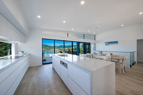 Airlie Bay View - Accommodation Burleigh 4