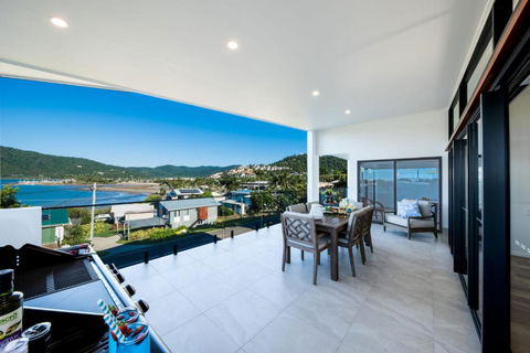 Airlie Bay View - Accommodation Burleigh 1