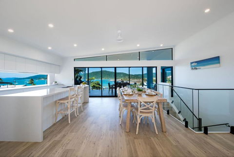 Airlie Bay View - Accommodation Burleigh 3