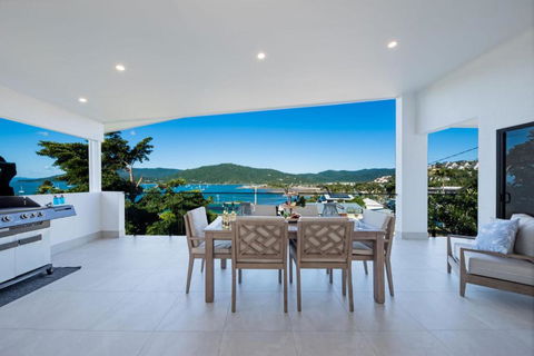 Airlie Bay View - Accommodation Burleigh 0