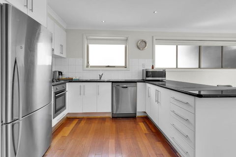 Airport West Stunner By Ready Set Stay - Accommodation Burleigh 4