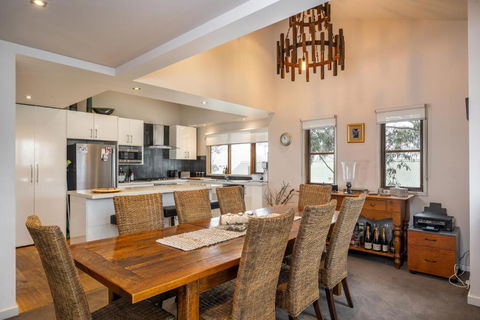 Alinga - Accommodation Burleigh 3