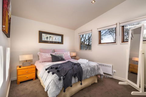 Alinga - Accommodation Burleigh 1