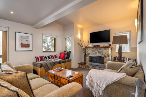 Alinga - Accommodation Burleigh 0