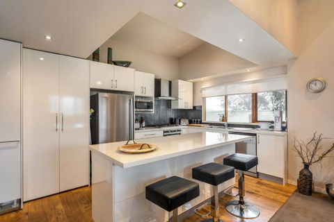 Alinga - Accommodation Burleigh 2