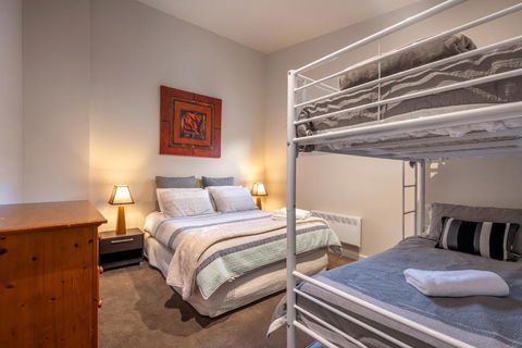 Alinga - Accommodation Burleigh 4