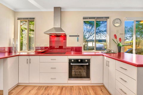 All Decked Out - Port Willunga - C21 SouthCoast Holidays - Accommodation Burleigh 3