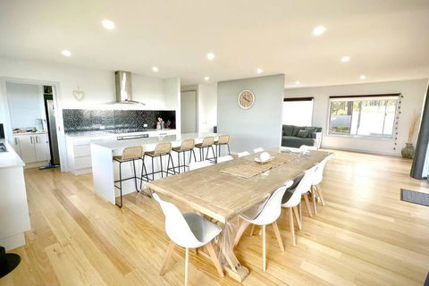 Allawah - 5 Bedroom Luxury Home With A Pool - Accommodation Burleigh 1
