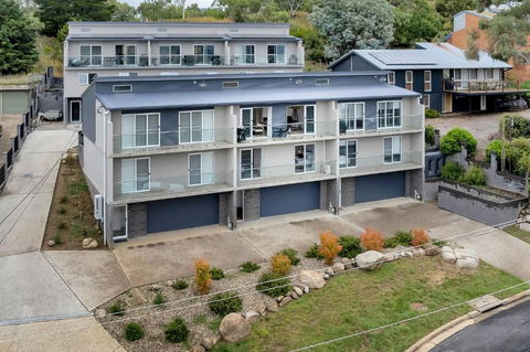 Alloura 2 - Accommodation Burleigh 1