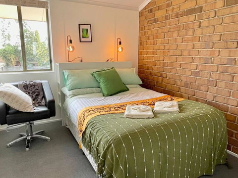Aloha Adelaide - Accommodation Burleigh 1
