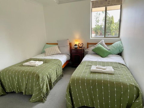 Aloha Adelaide - Accommodation Burleigh 2