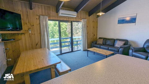 Alpha Centauri 8 - Accommodation Burleigh 1