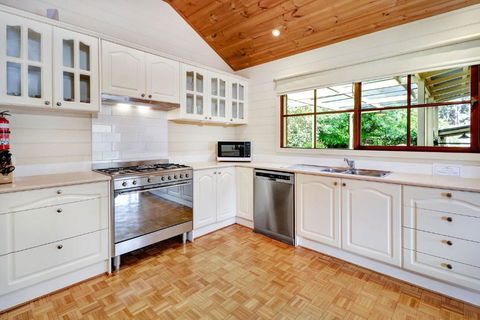 Alpine Sadler Retreat - Accommodation Burleigh 2