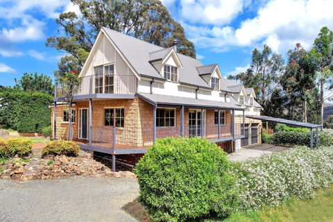 Alpine Sadler Retreat - Accommodation Burleigh 0