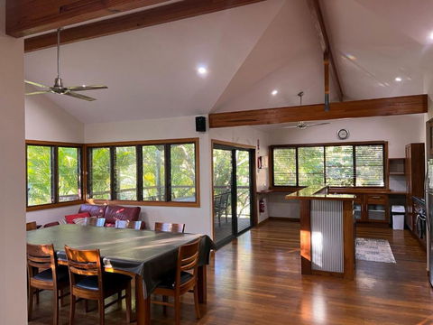 Amaroo - Bring Your Own Linen - Accommodation Burleigh 3