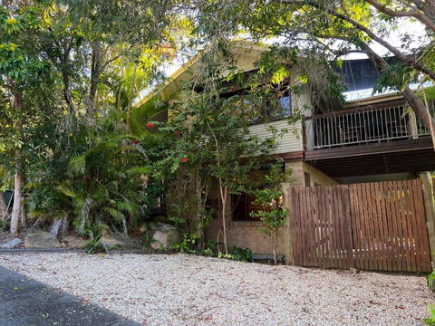 Amaroo - Bring Your Own Linen - Accommodation Burleigh 0