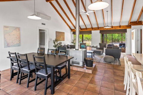 Amaroo - Accommodation Burleigh 2