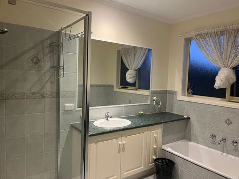 Amazing Private Bedrooms In Doncaster East Near School - Accommodation Burleigh 3