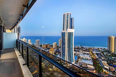 Amazing Location At Circle On Cavill - One Bedroom Self Contained Apartments - Privately Managed - Accommodation Burleigh 0