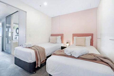 Amazing Location At Circle On Cavill - One Bedroom Self Contained Apartments - Privately Managed - Accommodation Burleigh 4