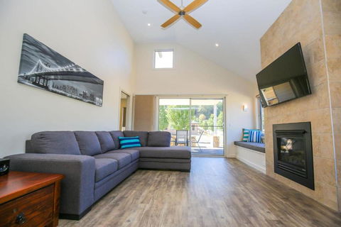 Amber Mist Villa - One - Accommodation Burleigh 0