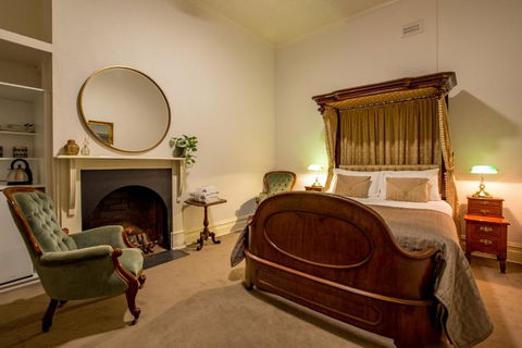 American Hotel Creswick - Accommodation Burleigh 0