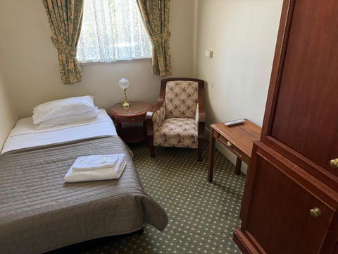American Hotel Creswick - Accommodation Burleigh 3