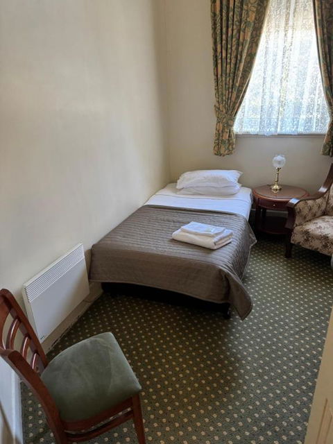 American Hotel Creswick - Accommodation Burleigh 2