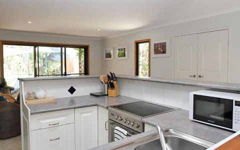 AMITY BEACH BUNGALOW - Accommodation Burleigh 3
