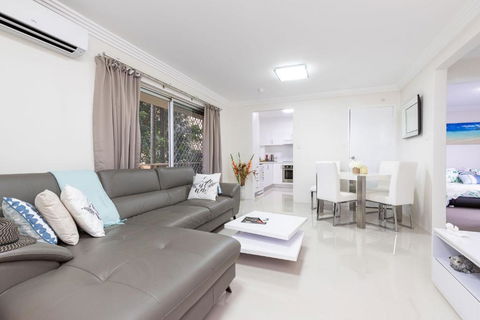 Anchorage 31 - Accommodation Burleigh 4