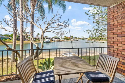 Anjuna, 2 Bedroom Apartment On Canal - Accommodation Burleigh 1