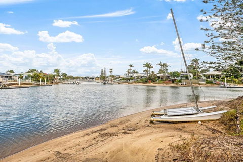 Anjuna, 2 Bedroom Apartment On Canal - Accommodation Burleigh 2