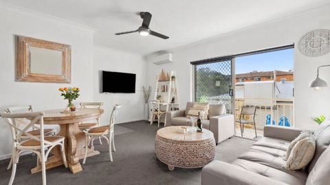 Apartment Awesome Location, Near Cafes, Restaurants, Short Stroll To The Beach - Accommodation Burleigh 0