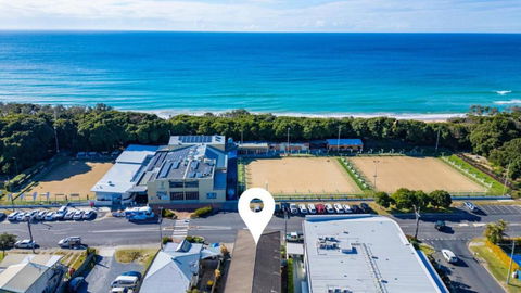 Apartment Awesome Location, Near Cafes, Restaurants, Short Stroll To The Beach - Accommodation Burleigh 2