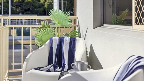 Apartment Awesome Location, Near Cafes, Restaurants, Short Stroll To The Beach - Accommodation Burleigh 3